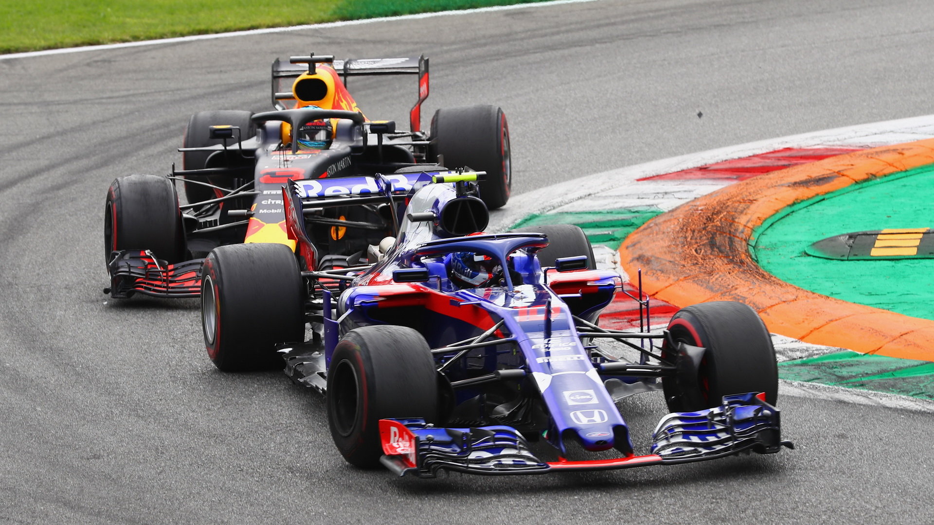 Pierre Gasly a Daniel Ricciardo v závodě v Monze