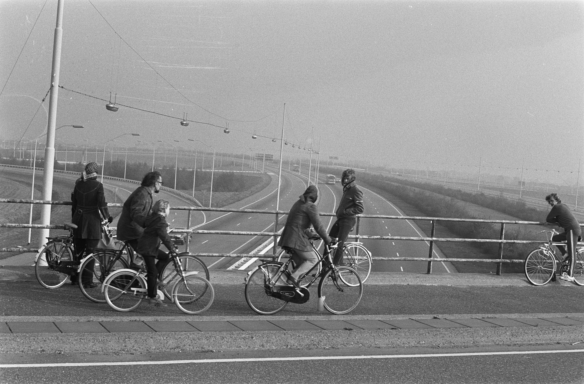 Záběry z nizozemských silnic a dálnic během ropné krize v roce 1973
