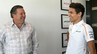 Zak Brown (vlevo) s novým závodním pilotem McLarenu - s Landem Norrisem