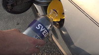 YouTubeři se pokusili rozchodit vyměnit benzín za vodku, pokus však ztroskotal na špatné volbě "paliva"