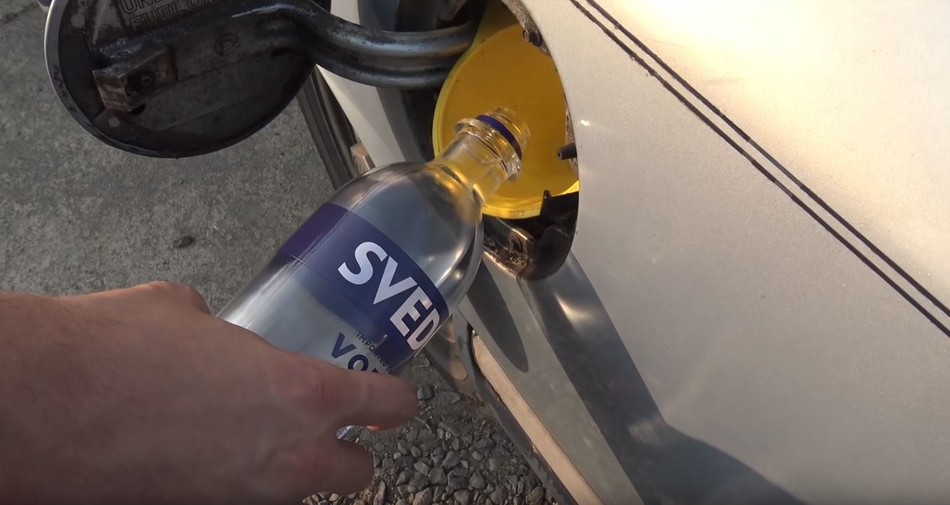 YouTubeři se pokusili rozchodit vyměnit benzín za vodku, pokus však ztroskotal na špatné volbě "paliva"