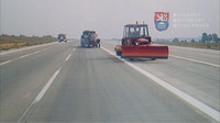 Záběry z dokumentu "Dálnice," který sledoval první vojenské cvičení z roku 1980 na záložní přistávací dráze na dálnici D1