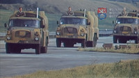 Záběry z dokumentu "Dálnice," který sledoval první vojenské cvičení z roku 1980 na záložní přistávací dráze na dálnici D1