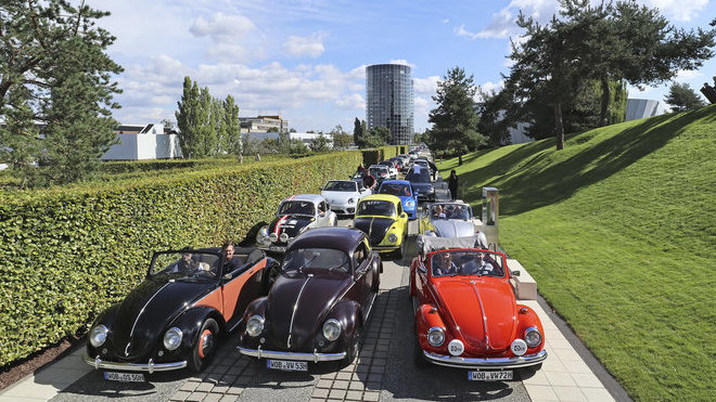 Tisíce fanoušků oslavily 20. výročí modelu New Beetle na akci „Beetle Sunshinetour to Wolfsburg 2018“