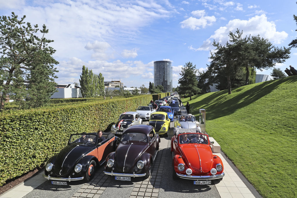 Tisíce fanoušků oslavily 20. výročí modelu New Beetle na akci „Beetle Sunshinetour to Wolfsburg 2018“