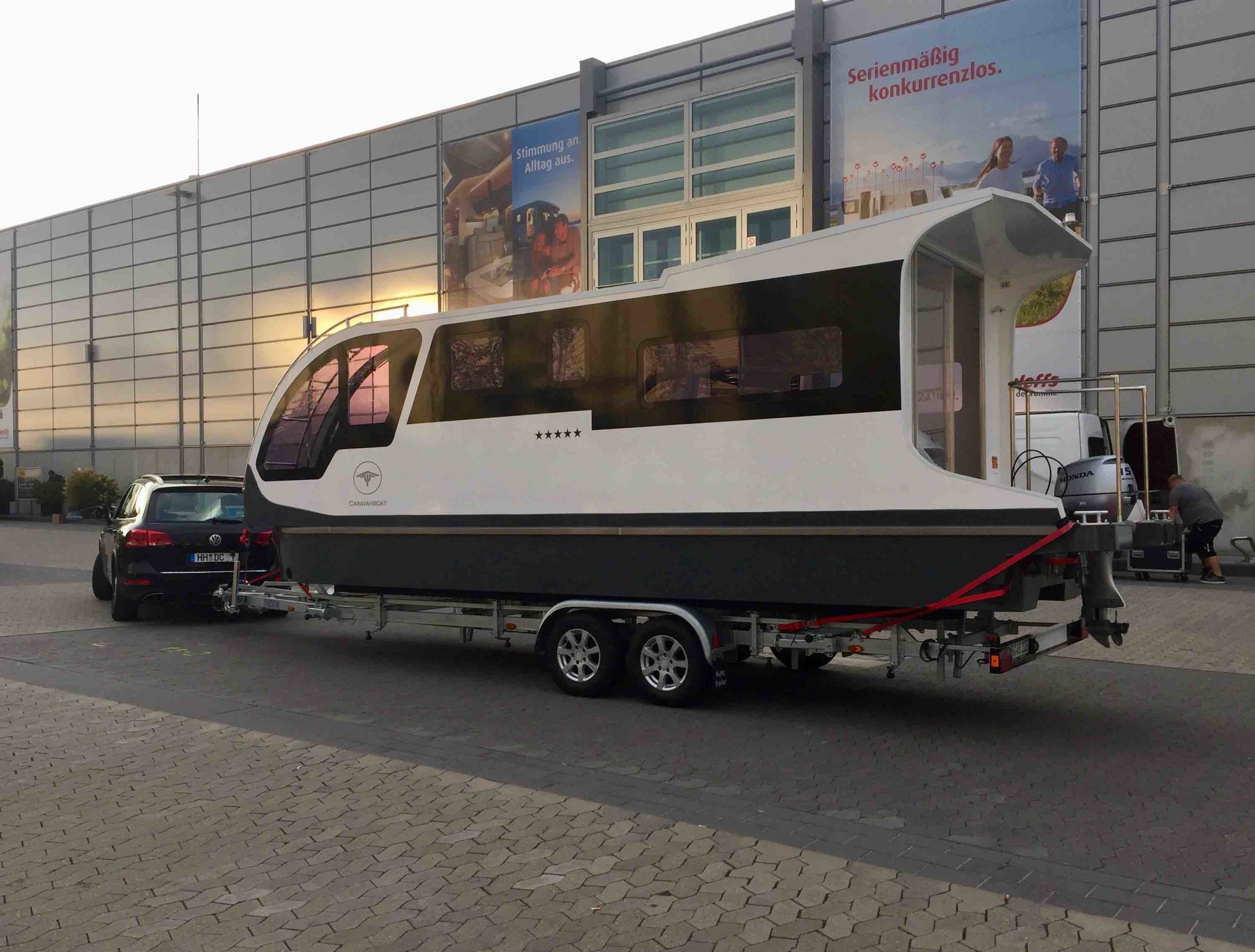 Departure One: Elegantní karavan kombinovaný s hausbótem
