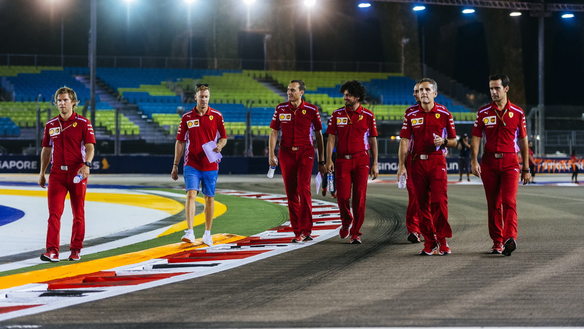 Sebastian Vettel se seznamují s tratí v Singapuru