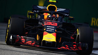 Max Verstappen při pátečním tréninku v Singapuru