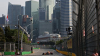 Max Verstappen při pátečním tréninku v Singapuru