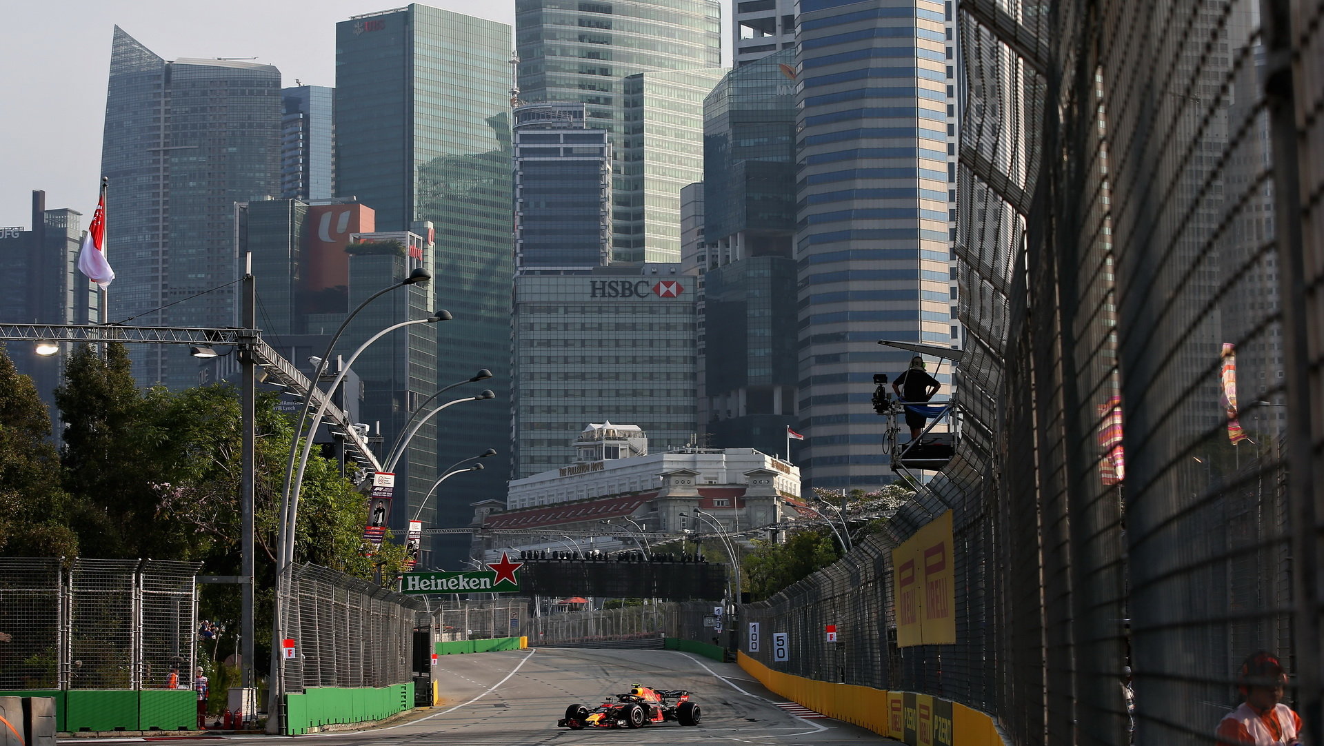 Max Verstappen při pátečním tréninku v Singapuru