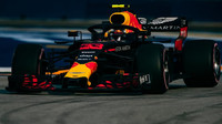 Max Verstappen při pátečním tréninku v Singapuru