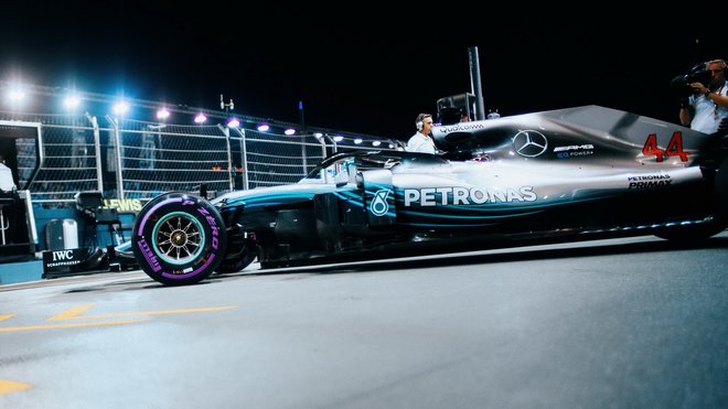 Lewis Hamilton během kvalifikace Singapuru