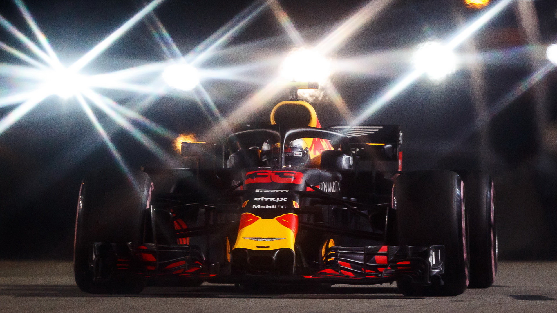 Max Verstappen slavil v Singapuru stříbro, v cíli byl před Sebastianem Vettelem