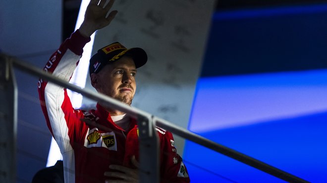 Sebastian Vettel na pódiu v Singapuru, kde skončil třetí