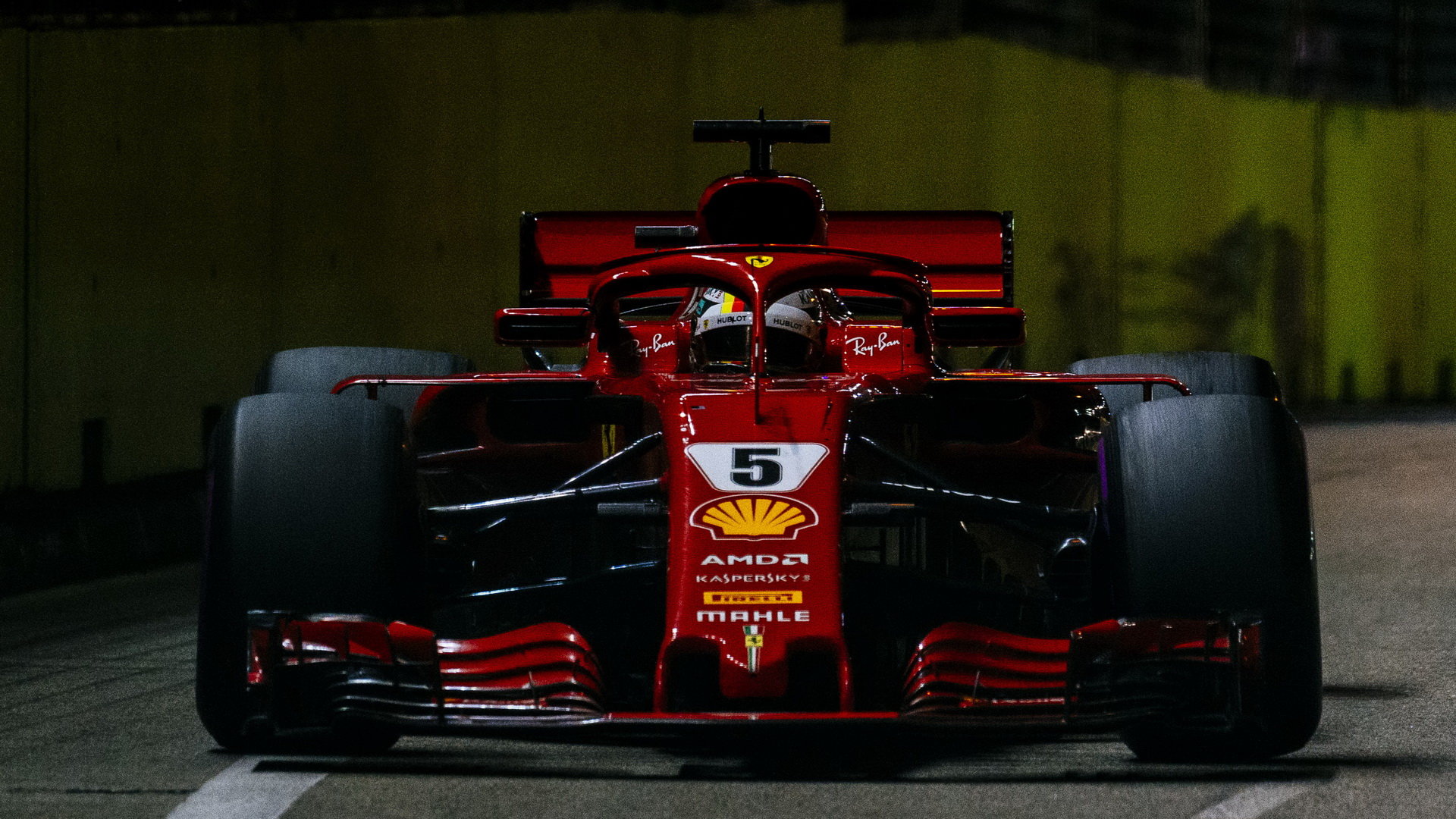 Sebastian Vettel v závodě v Singapuru