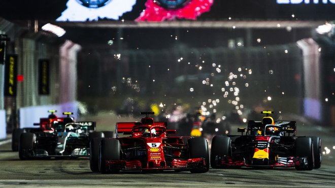 Sebastian Vettel a Max Verstappen při startu závodu v Singapuru