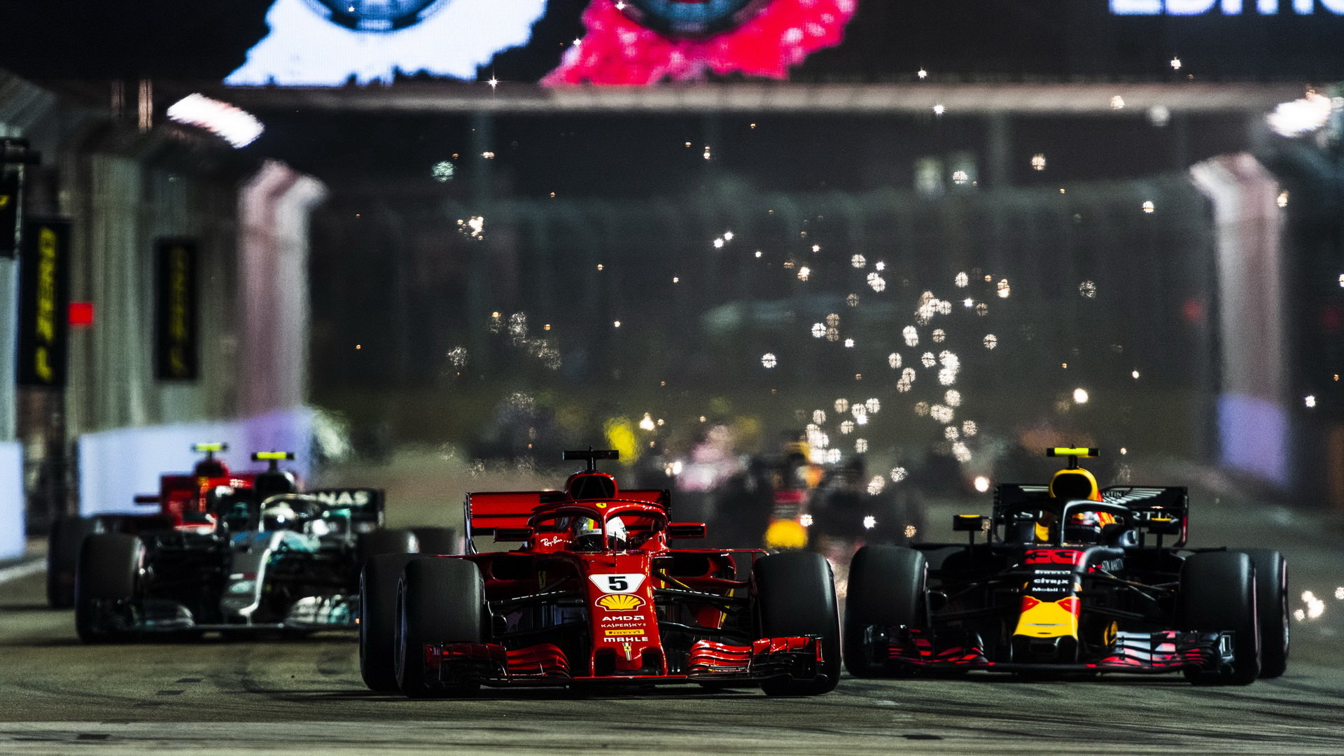 Max Verstappen (vpravo) těsně za Sebastianem Vettelem poté, co byl v prvním kole předjet
