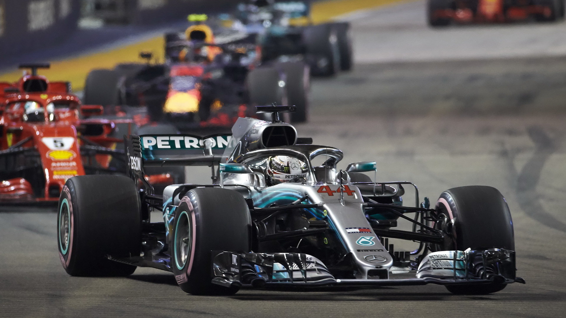 Lewis Hamilton ve vedení GP Singapuru