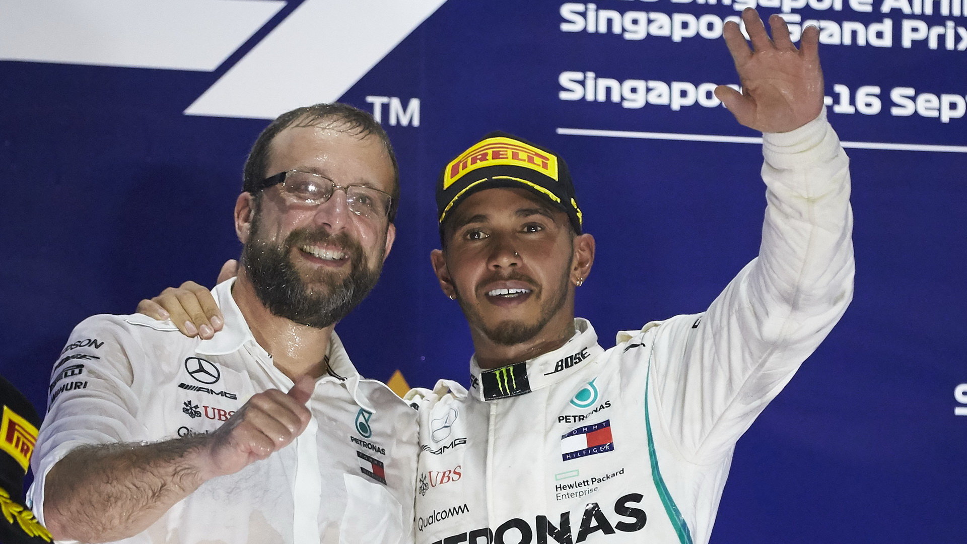 Lewis Hamilton na pódiu po závodě v Singapuru
