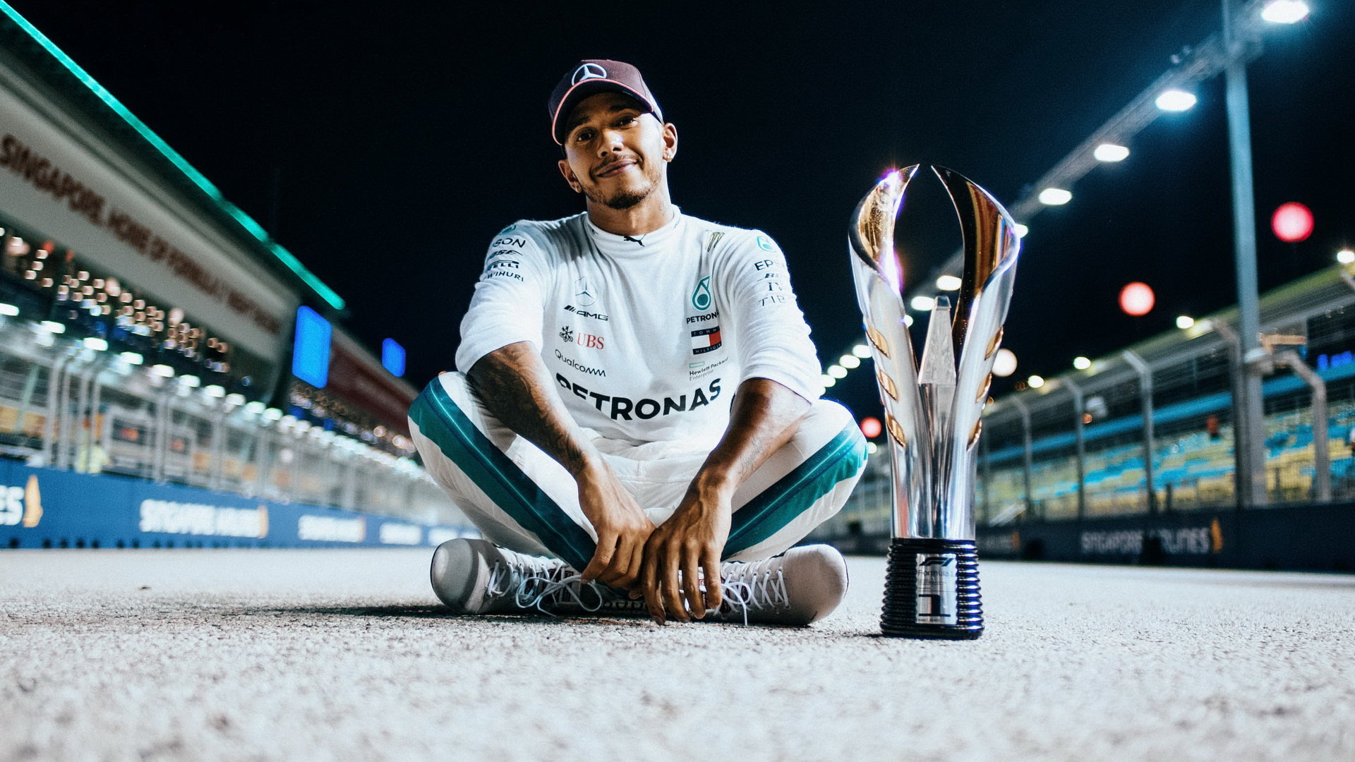 Lewis Hamilton se svou trofejí po závodě v Singapuru
