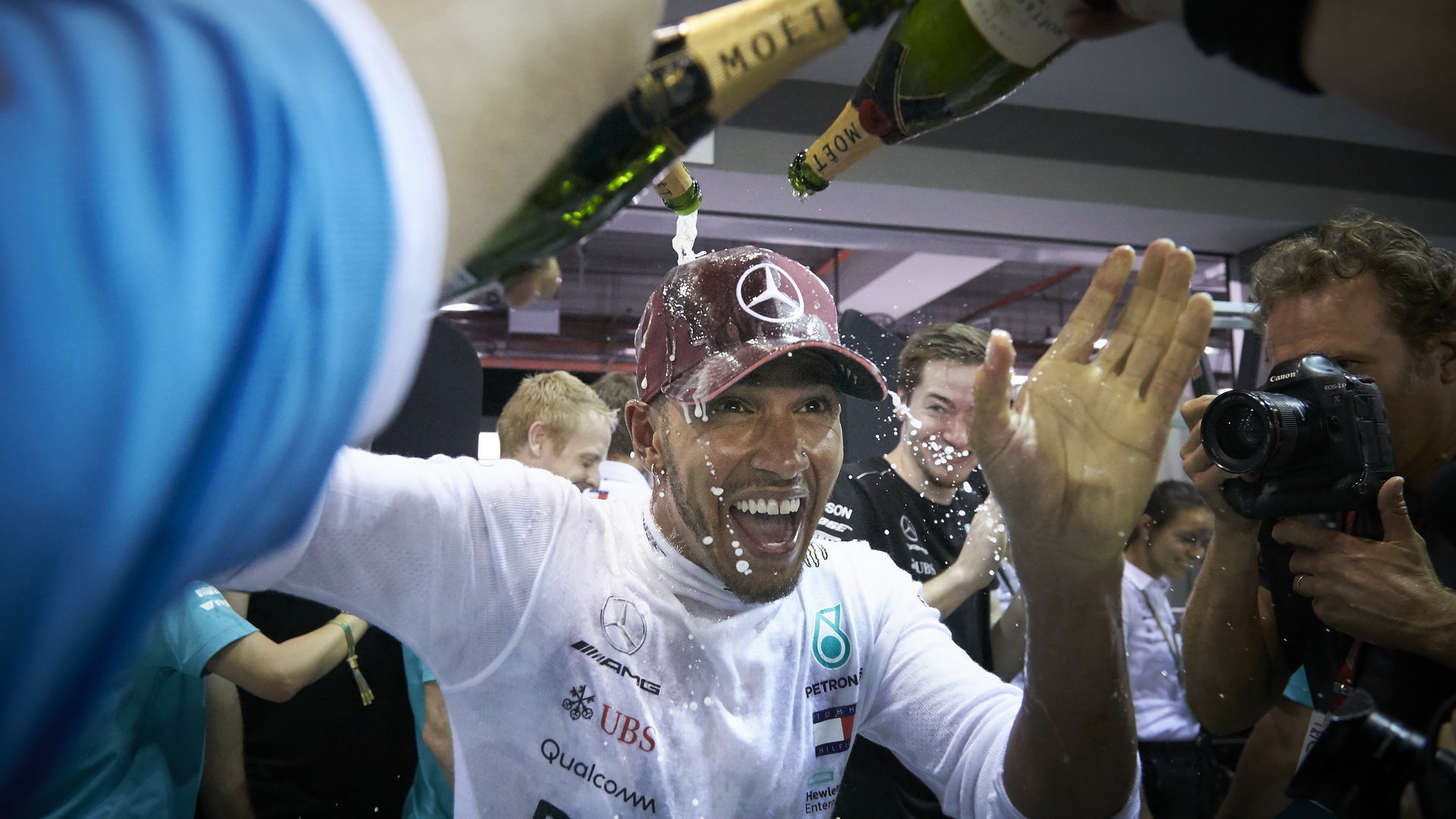 Lewis Hamilton slaví vítězství v závodě v Singapuru
