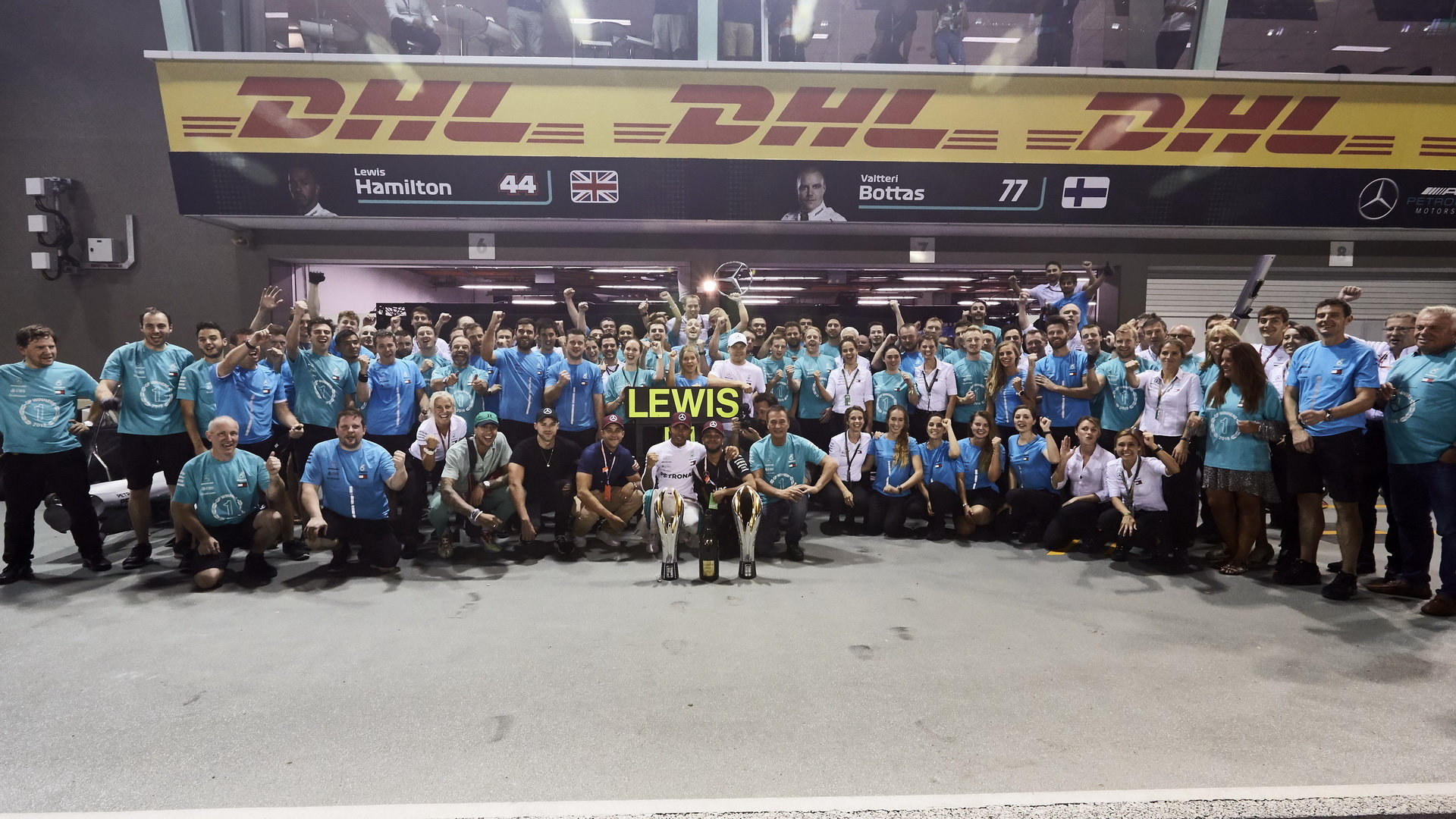 Vítězný tým Mercedes po závodě v Singapuru