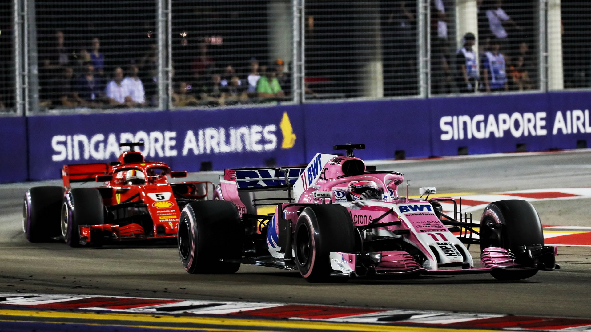 Sergio Pérez a Sebastian Vettel v závodě v Singapuru