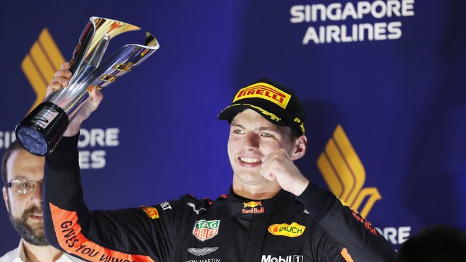 Max Verstappen na pódiu v Singapuru