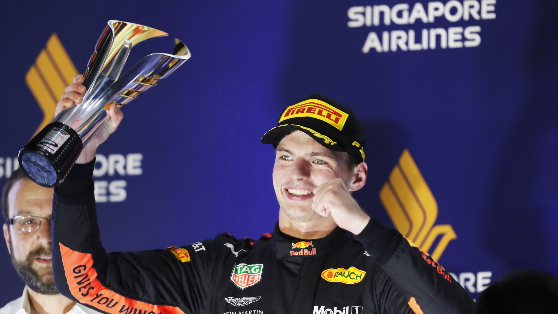 Max Verstappen se svou trofejí na pódiu po závodě v Singapuru
