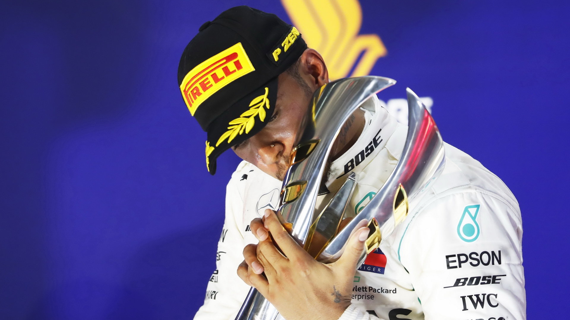 Lewis Hamilton se svou trofejí na pódiu po závodě v Singapuru
