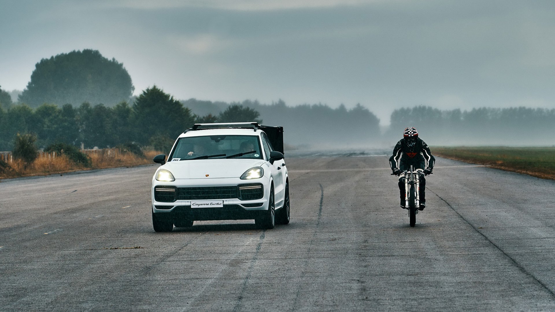 Porsche Cayenne asistovalo při ambiciozním pokusu o překonání rychlostního rekordu na kole