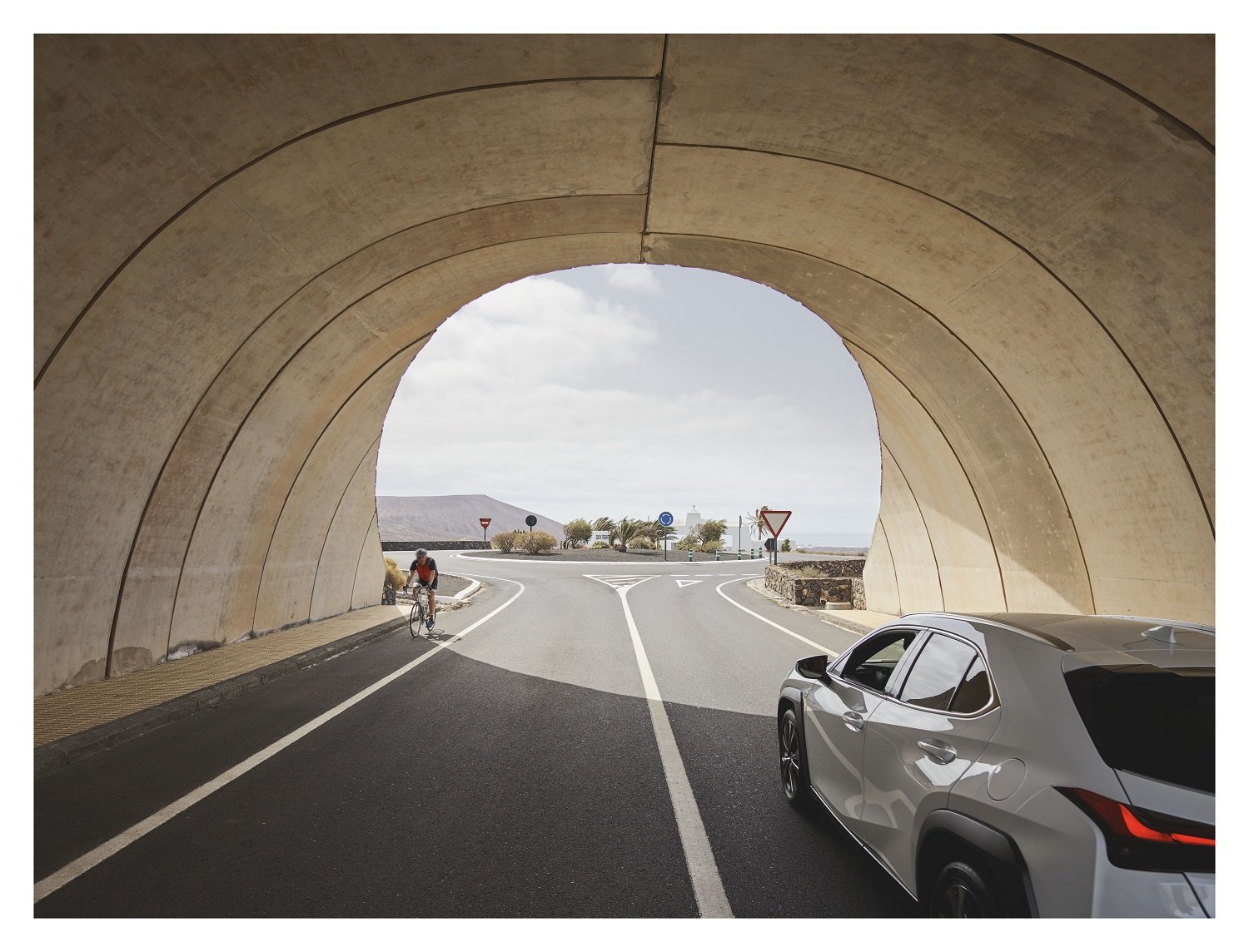 Fotografka trpící agorafobií nafotila nový Lexus UX na ostrově vzdáleném 3000 kilometrů ze svého domova