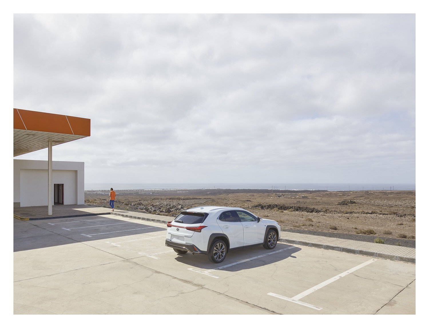 Fotografka trpící agorafobií nafotila nový Lexus UX na ostrově vzdáleném 3000 kilometrů ze svého domova