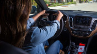 Chevrolet se pokouší odnaučit řidiče používat telefon za jízdy pomocí aplikace Call Me Out
