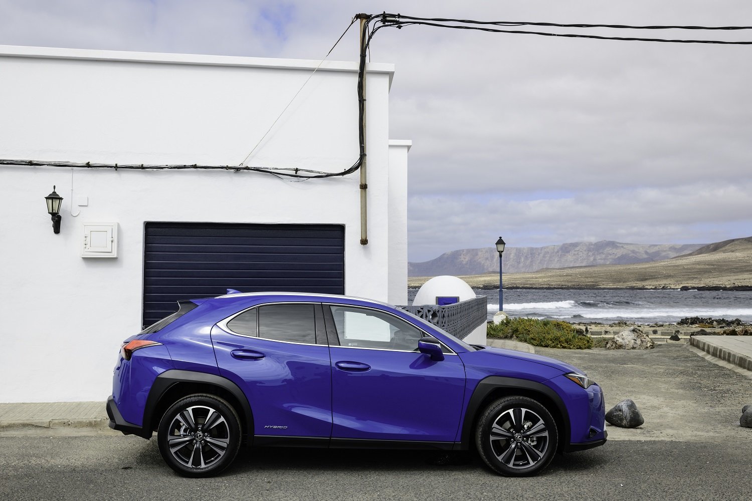 Fotografka trpící agorafobií nafotila nový Lexus UX na ostrově vzdáleném 3000 kilometrů ze svého domova