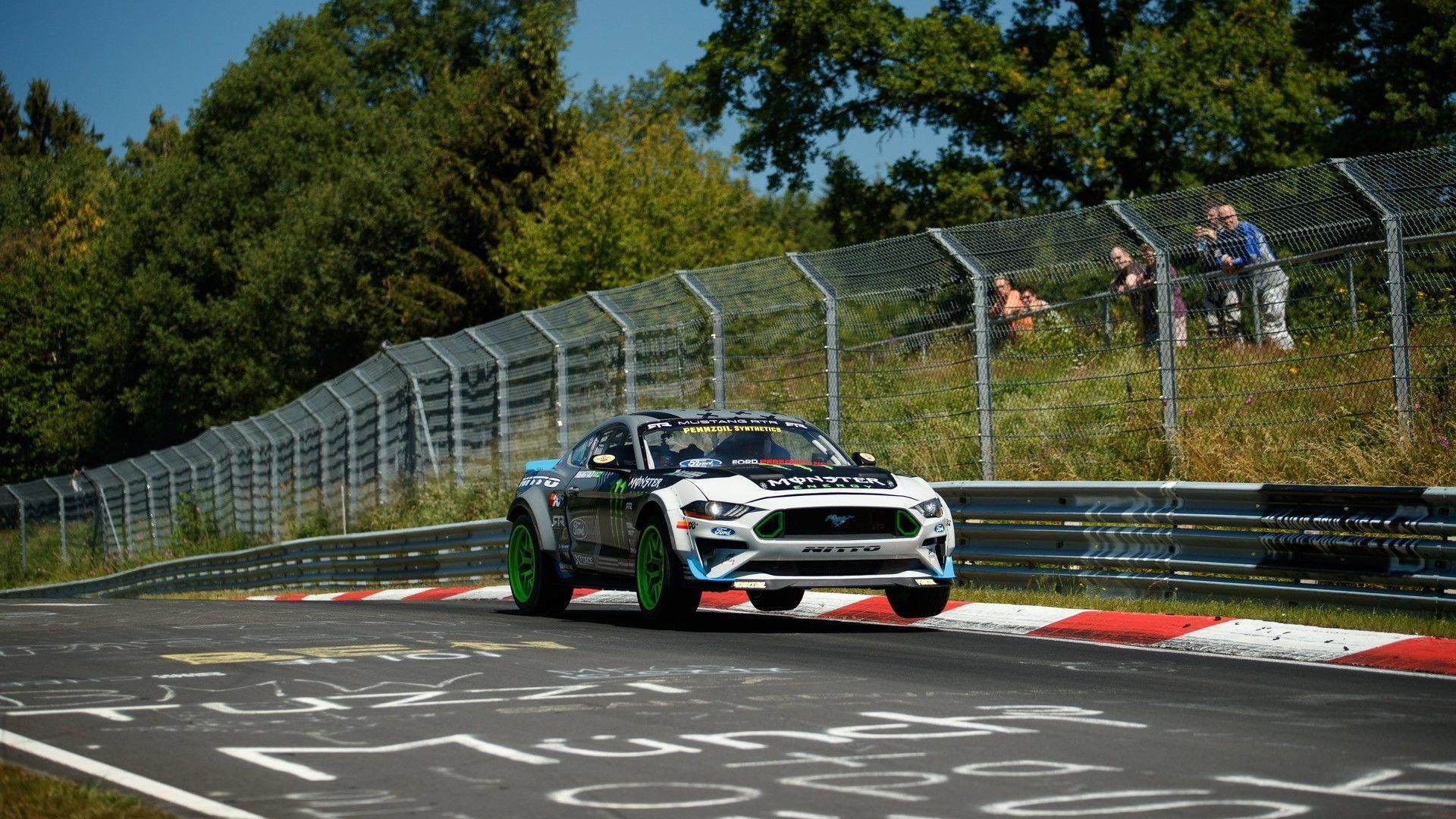 Vaughn Gittin Jr. za volantem upraveného Fordu Mustang projel celý Nürburgring bokem