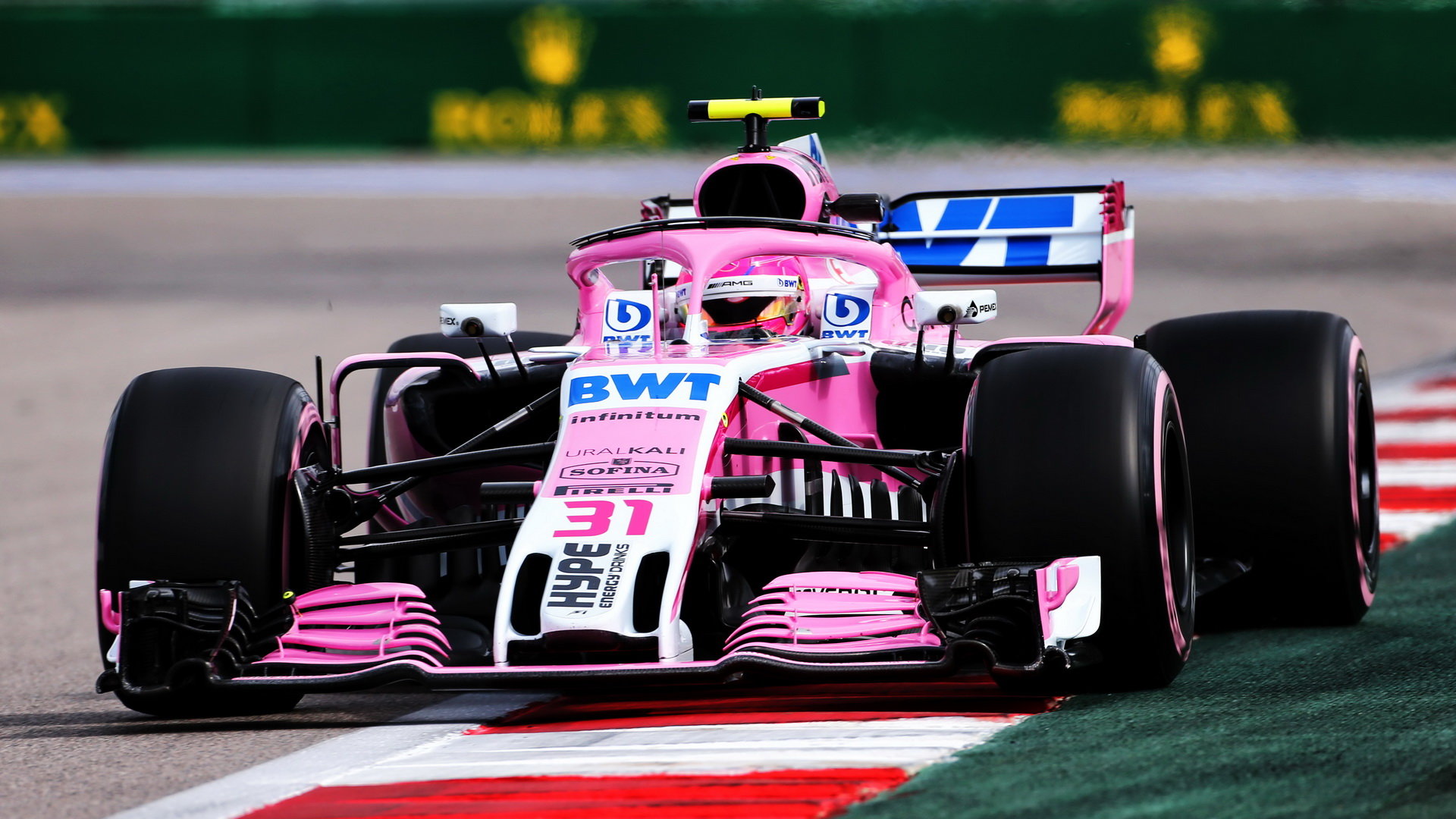 Esteban Ocon při tréninku v Soči