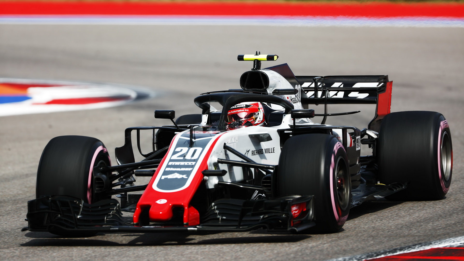 Kevin Magnussen při tréninku v Soči