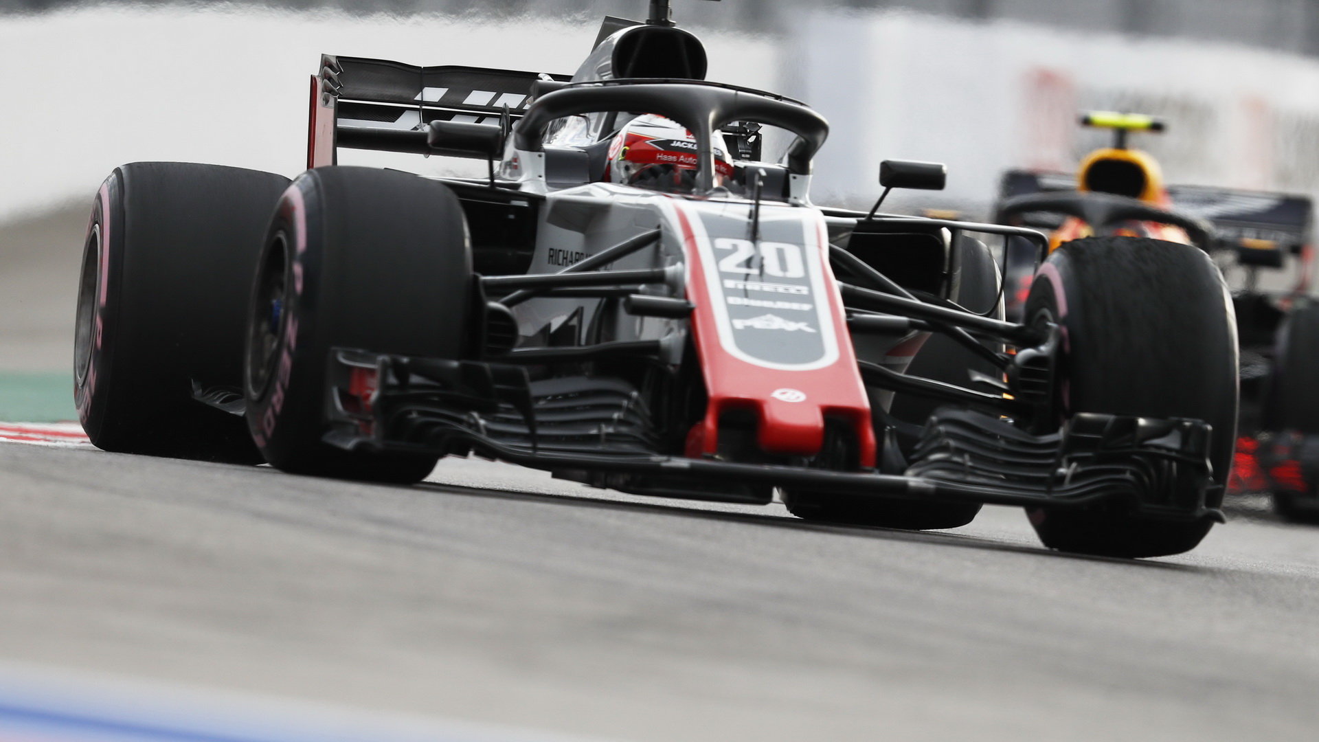 Kevin Magnussen při tréninku v Soči