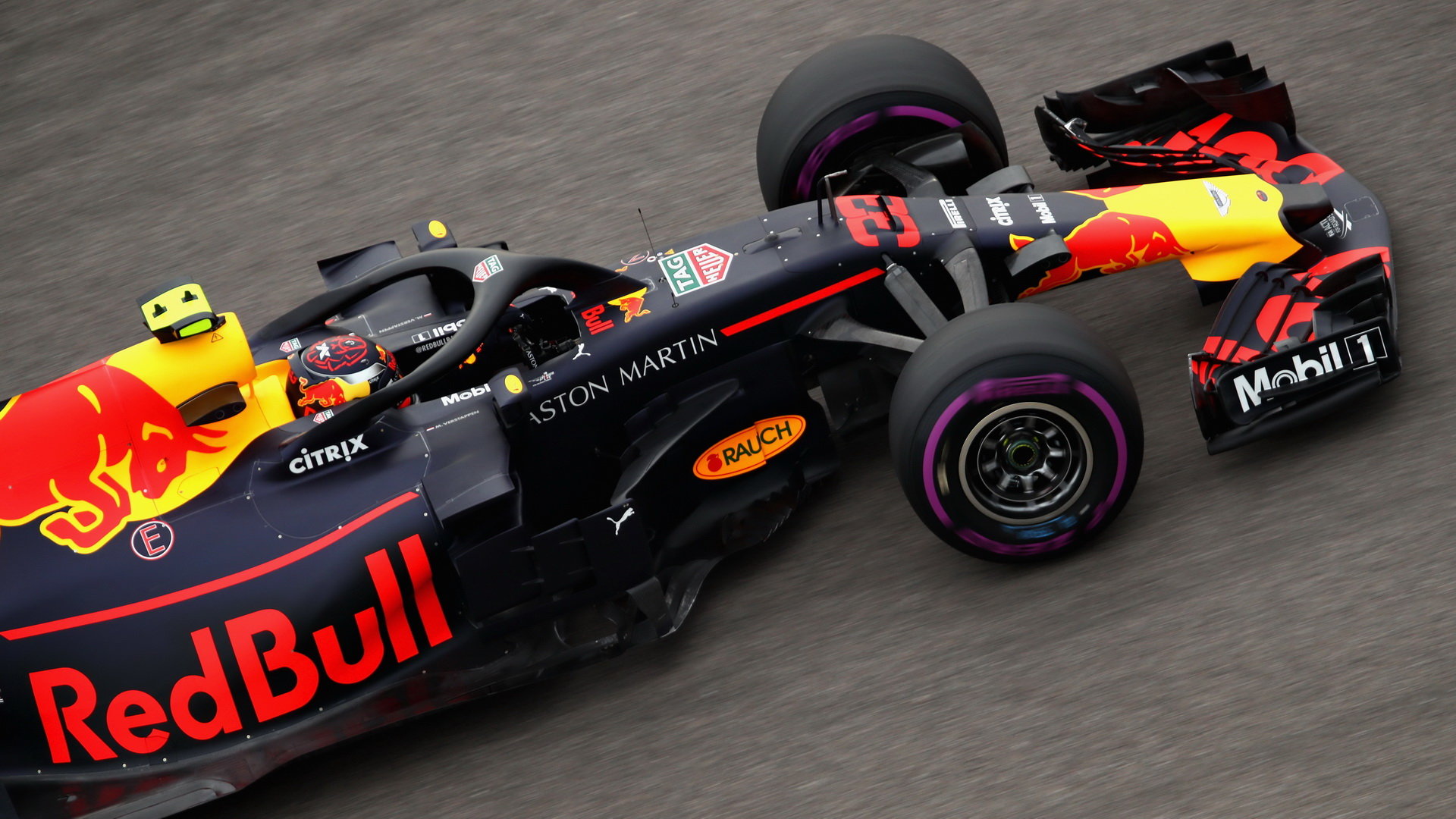 Max Verstappen s motorem Renault pohánějící jeho Red Bull není spokojený
