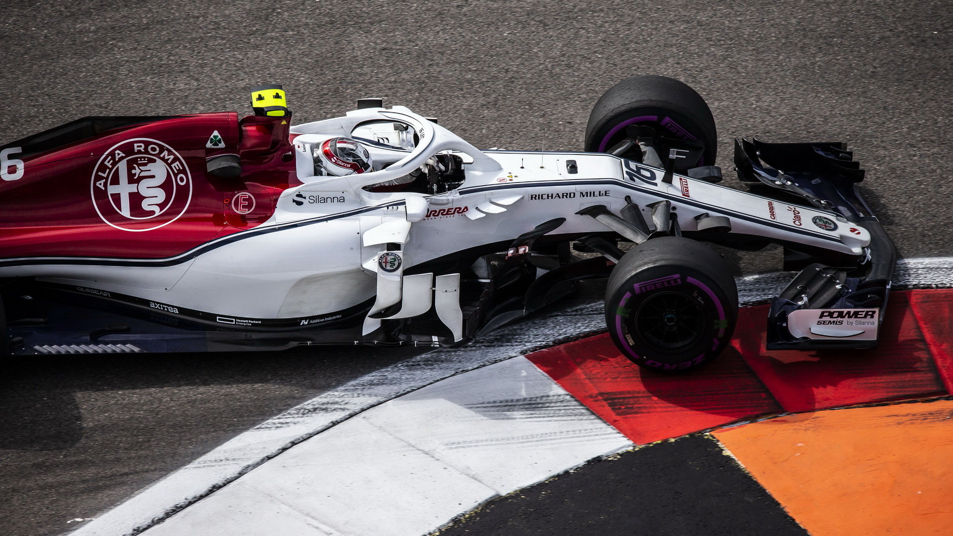 Charles Leclerc při tréninku v Soči