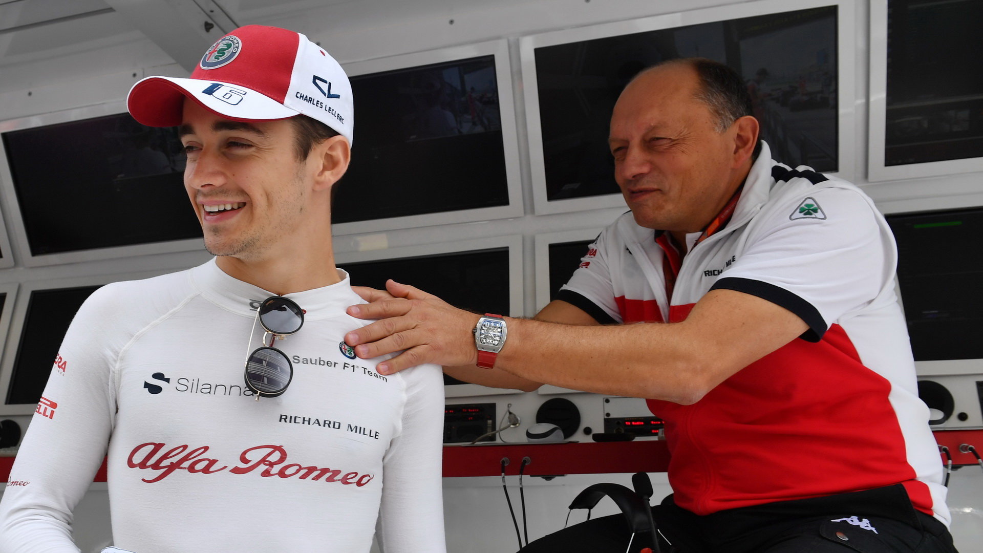 Charles Leclerc a Frederic Vasseur při tréninku v Soči