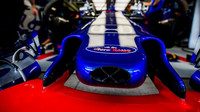 Detail předního křídla vozu Toro Rosso při tréninku v Soči