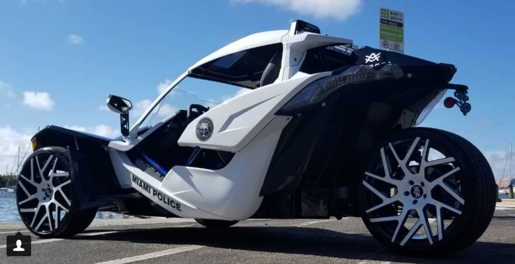 Policejní oddělení Miami South Beach dostalo velice neobvyklý služební stroj: Polaris Slingshot