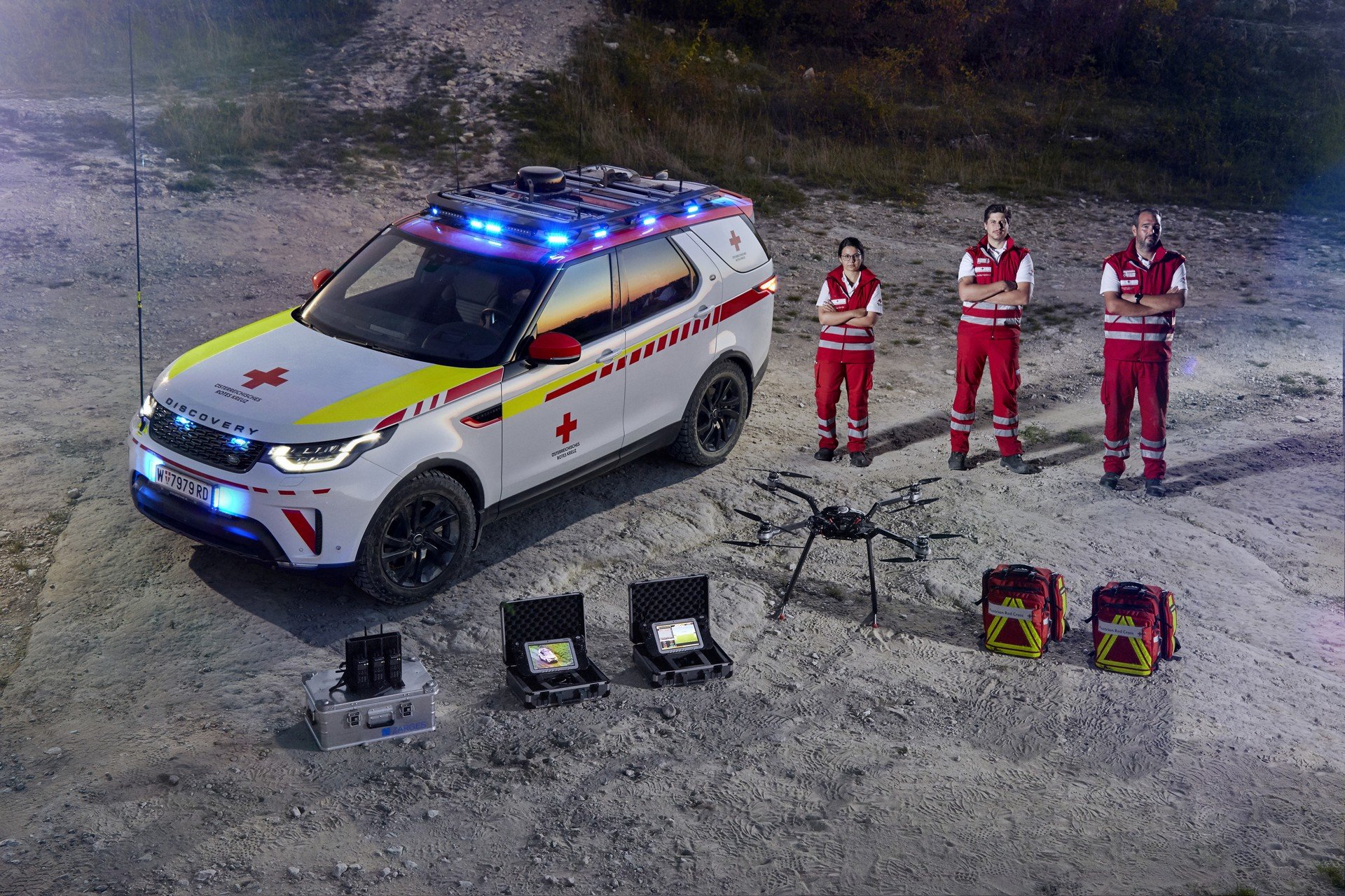 Oddělení Special Vehicle Operations automobilky Land Rover připravilo záchranářský speciál pro Rakouský červený kříž