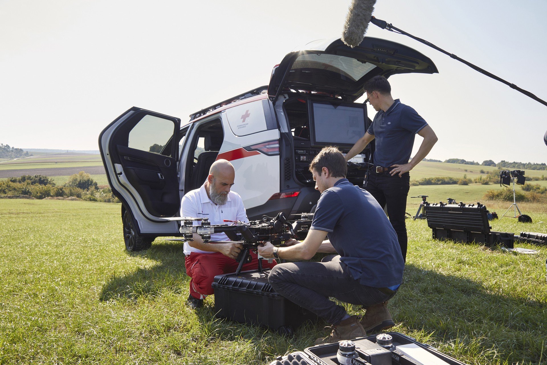 Oddělení Special Vehicle Operations automobilky Land Rover připravilo záchranářský speciál pro Rakouský červený kříž