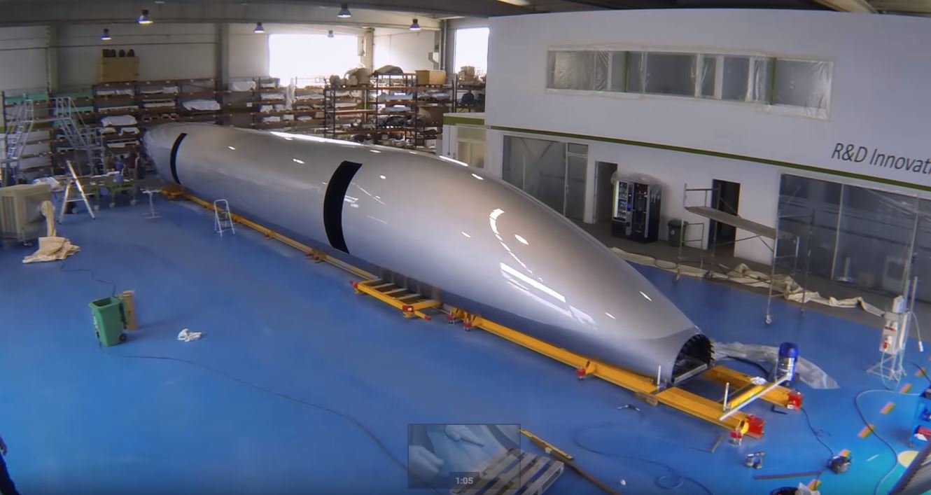 Společnost HyperloopTT představila první kapsli Hyperloopu pro cestující, její jméno je Quintero