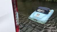 Nešikovný řidič dodávky poslal repliku Porsche 356 do vodního kanálu (Twitter/ @rickyboleto)