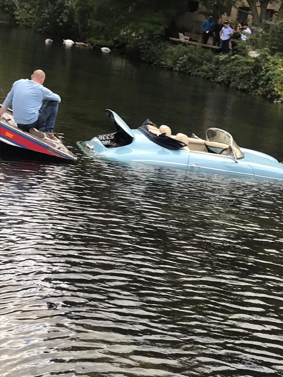 Nešikovný řidič dodávky poslal repliku Porsche 356 do vodního kanálu (Twitter/ @rickyboleto)