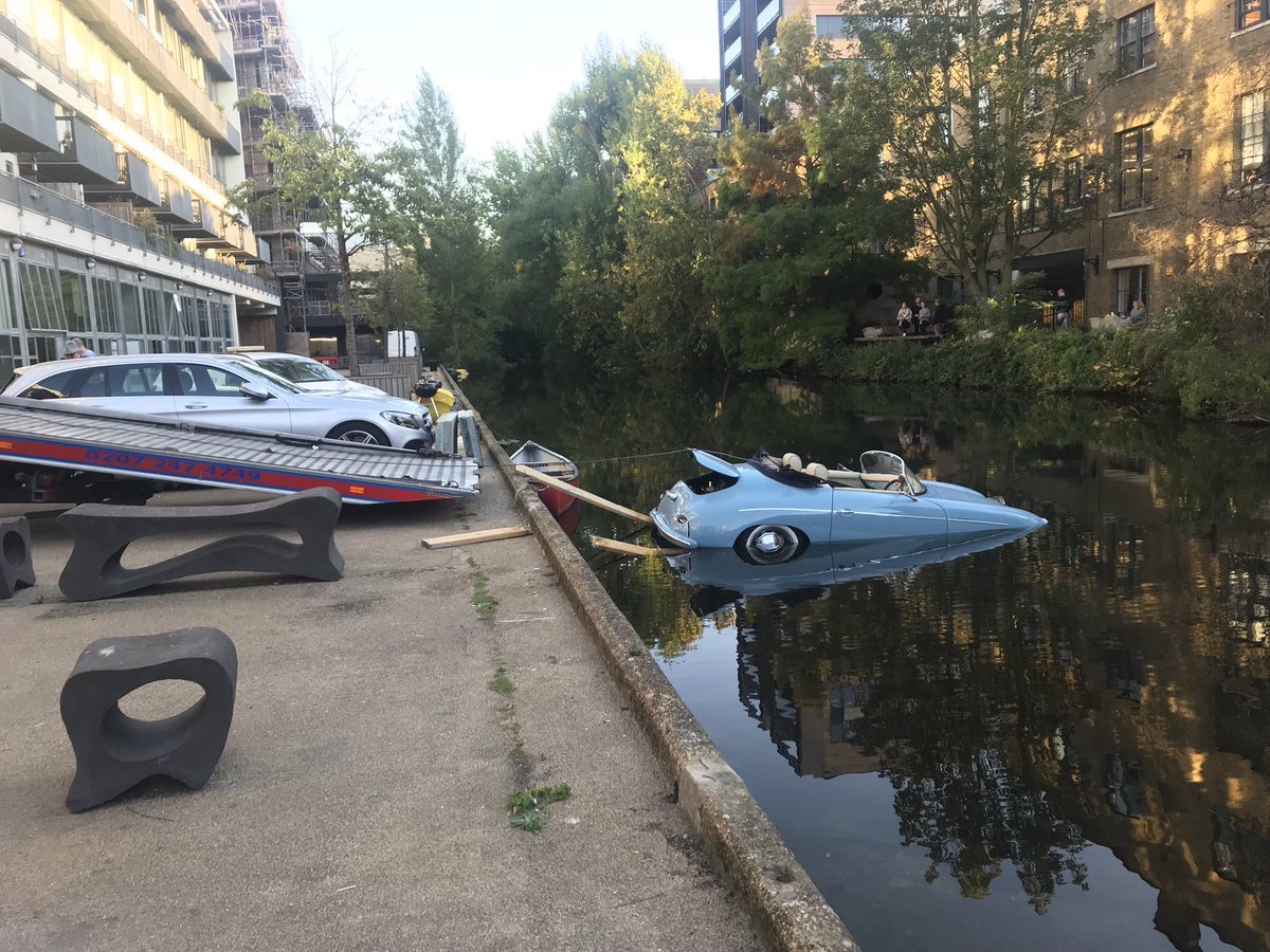 Nešikovný řidič dodávky poslal repliku Porsche 356 do vodního kanálu (Twitter/ @rickyboleto)